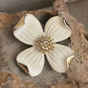 Vintage Gerry’s White & Gold Tone Alloy Dogwood Flower Broach